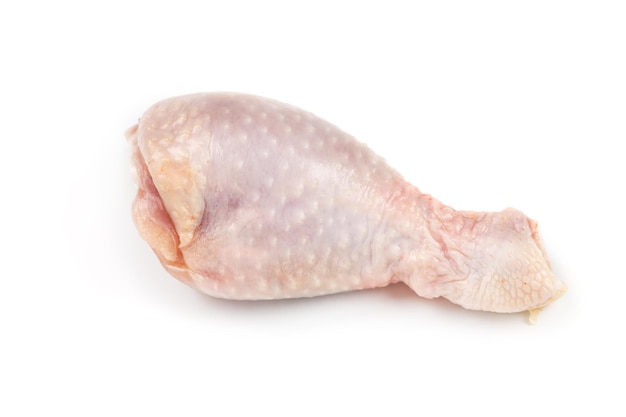 흰색 배경에 고립 된 원시 닭 다리