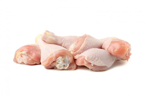Cosce di pollo crude isolate su bianco