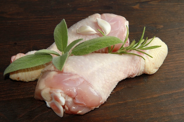 raw chicken legs with flavorings