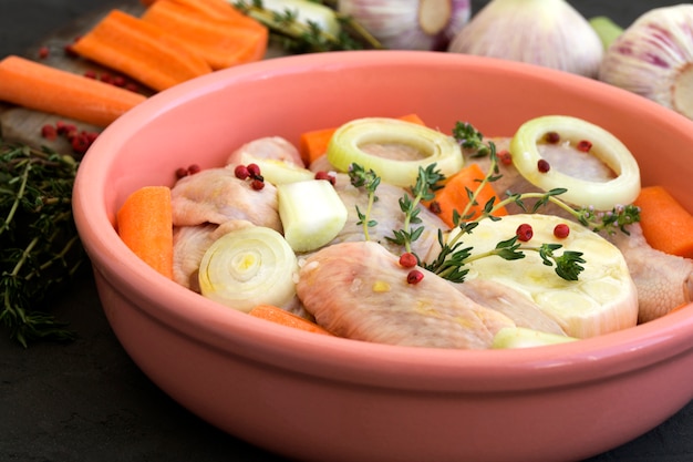 Photo raw chicken in the marinade with spices