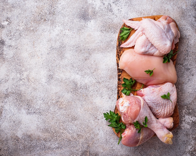 Filetto di carne di pollo crudo, coscia, ali e gambe