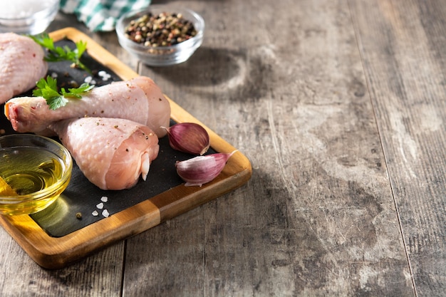 木製のテーブルに生の鶏肉の足