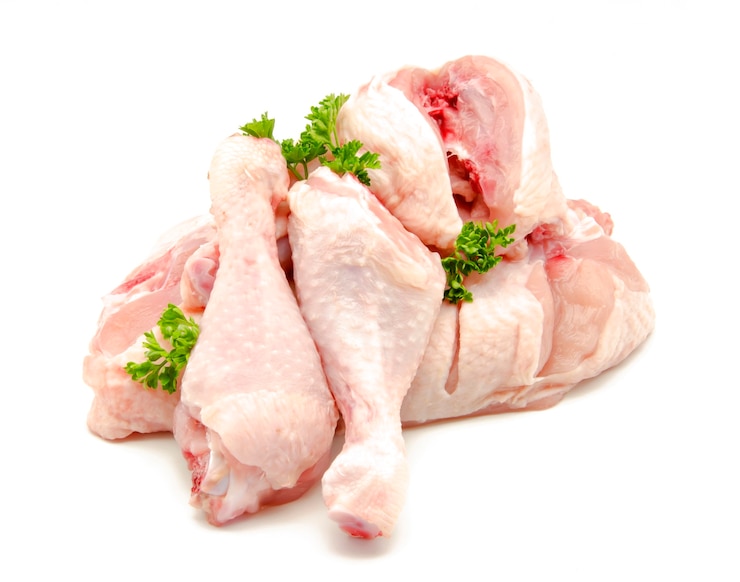白い背景の上の生の鶏肉