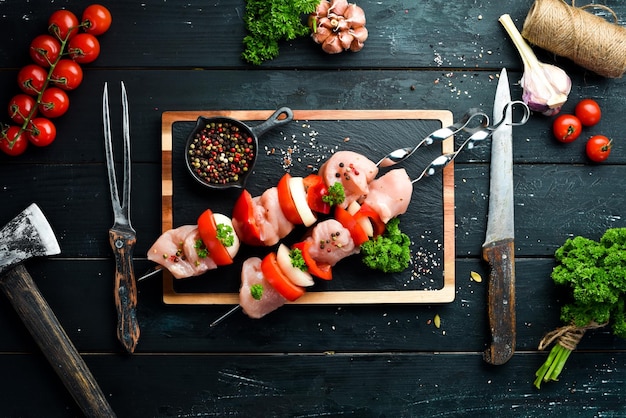 야채와 향신료를 곁들인 생 치킨 시시 케밥 상위 뷰 텍스트를 위한 여유 공간 소박한 스타일