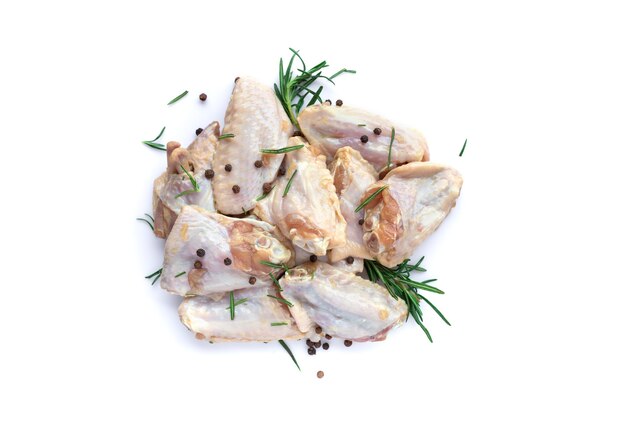 Photo raw chicken wings with garlic pepperand rosemary isolated