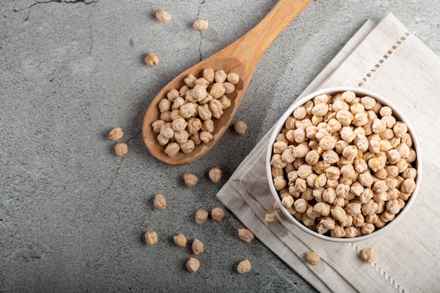 Photo raw chickpeas in the bowl