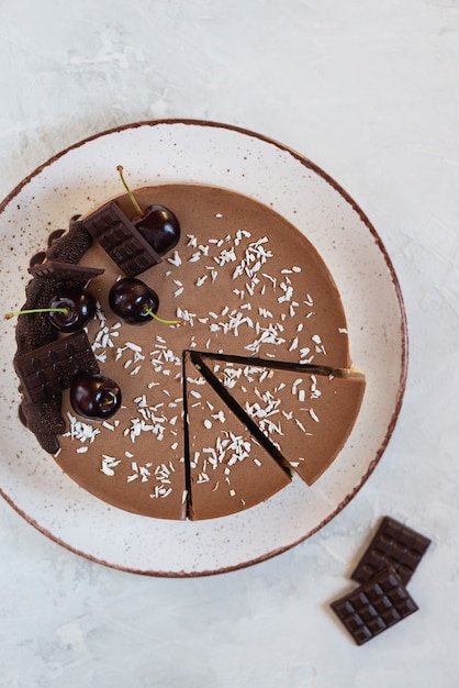 Torta di mousse al cioccolato crudo con ciliegie