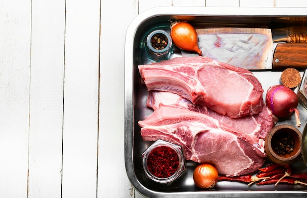 Braciola cruda con osso di maiale fresco