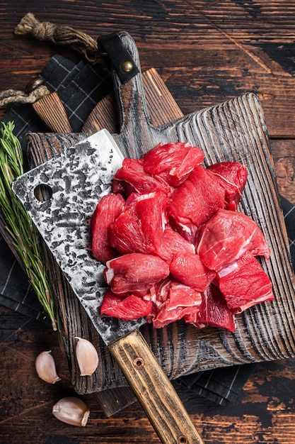 Foto carne di manzo tritata cruda su tavola da macellaio sfondo in legno vista dall'alto