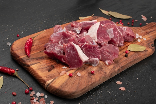 Filetto di filetto di agnello tritato crudo, carne di montone a dadini