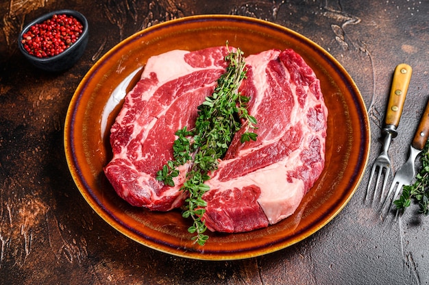 Raw Chuck eye roll steaks biologisch rundvlees