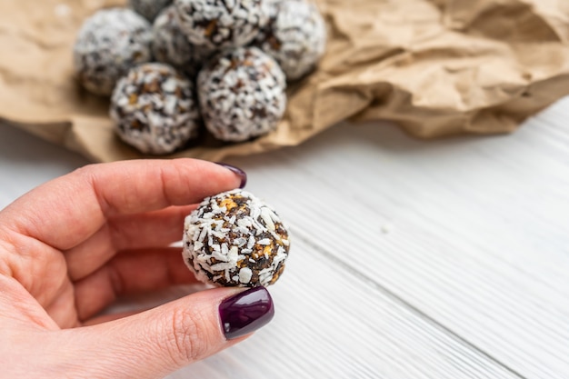 Foto palline di cacao crudo con scaglie di cocco