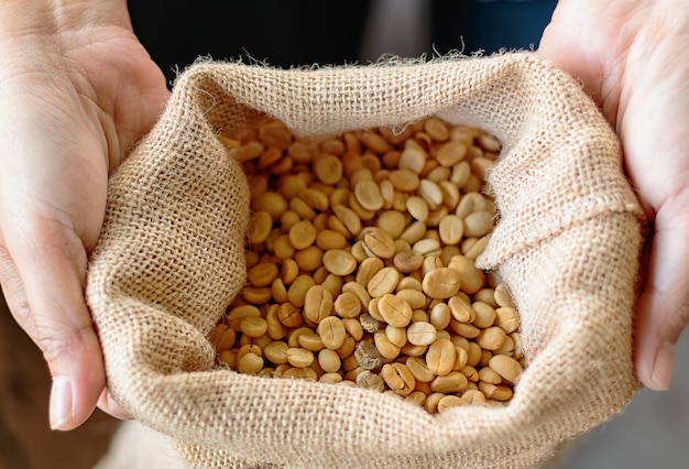 Photo raw coffee beans in the bag