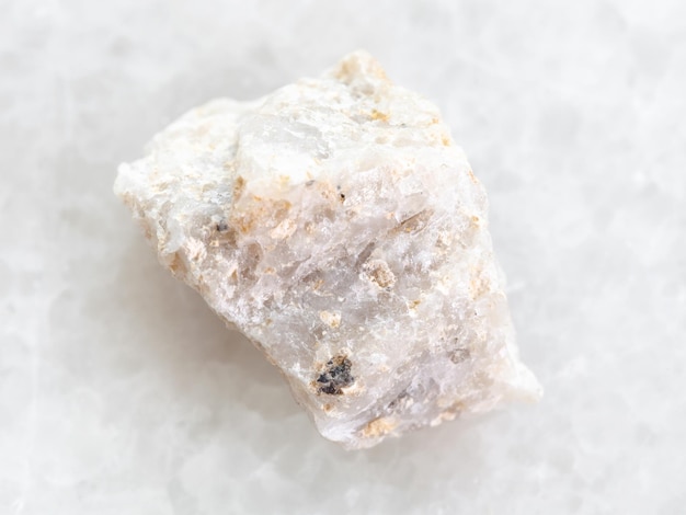 写真 白い大理石に生の礫岩石