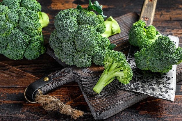 Raw Cut broccoli op een snijplank