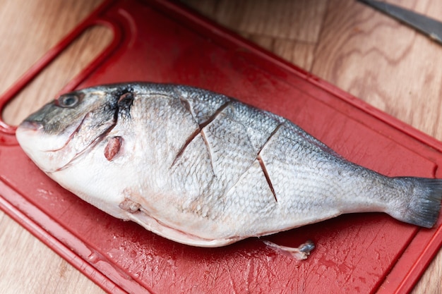 テーブルの上の生のカット魚。閉じる。