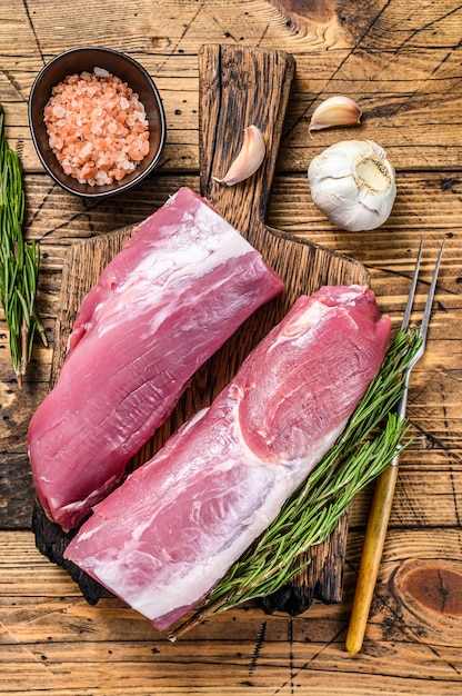 Filetto di filetto di maiale tagliato a crudo.