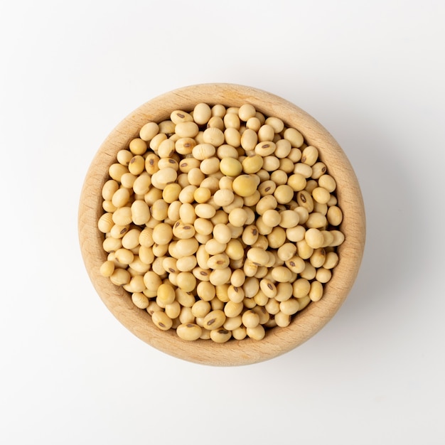 写真 白い背景に分離された生の乾燥大豆