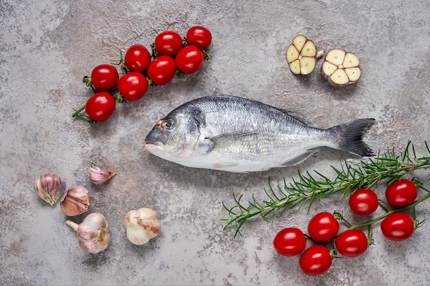 テーブルの上の野菜と生ドラド魚。鯛やドラダの魚。上面図、コピースペース