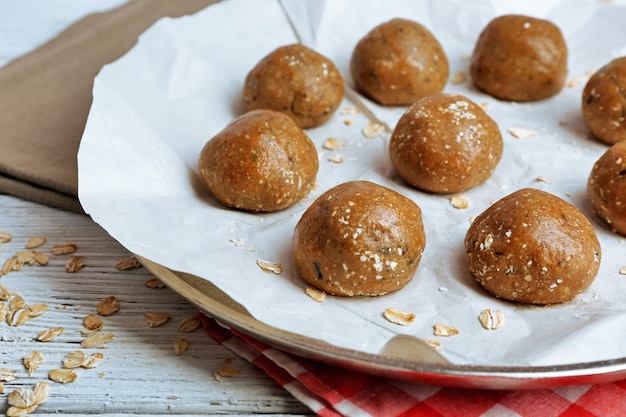 Primo piano di pasta cruda per biscotti su teglia sheet