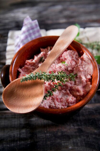 사진 고기로 속을 채운 생반죽