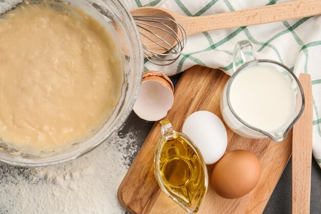 Pasta cruda e ingredienti sul tavolo da cucina