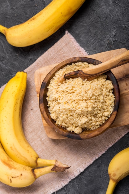 Raw and dried bananas