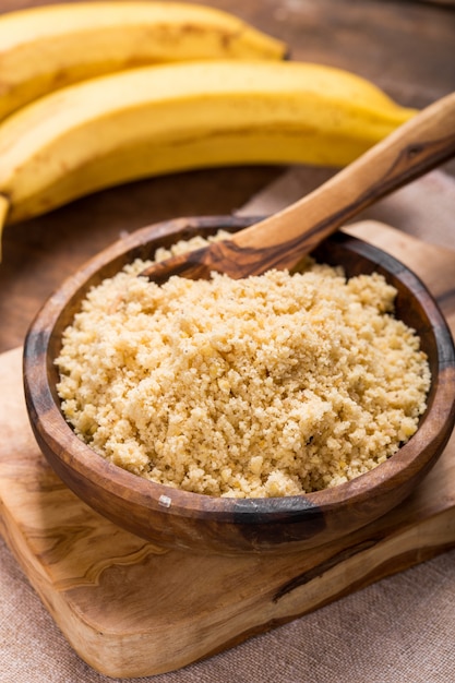 Raw and dried bananas