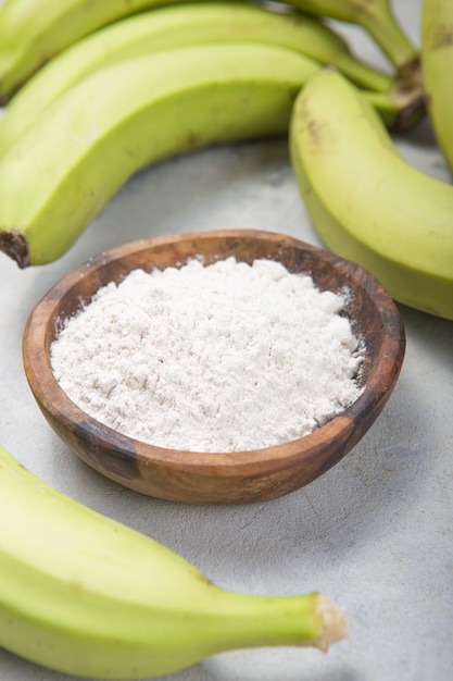 Raw and dried green bananas, plantain flour, resistant flour, prebiotic food, gut health