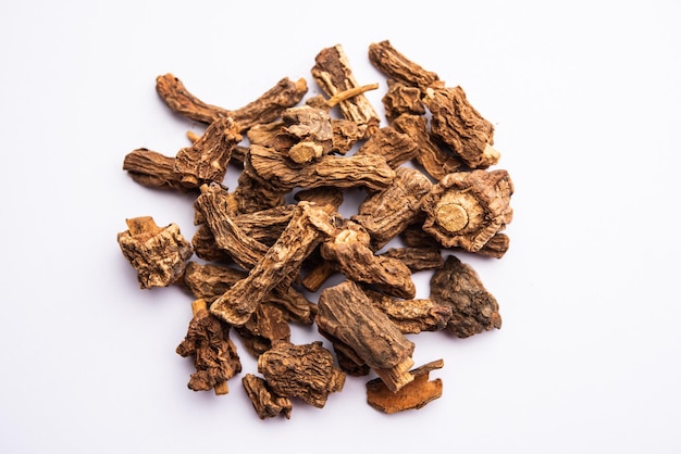 Photo raw dried indian ayurvedic sarsaparilla or anantmool with kadha drink or tea