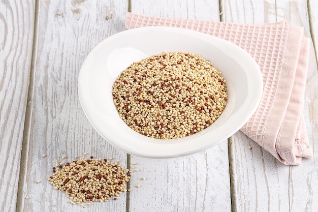 Photo raw dry quinoa cereal grain in the bowl