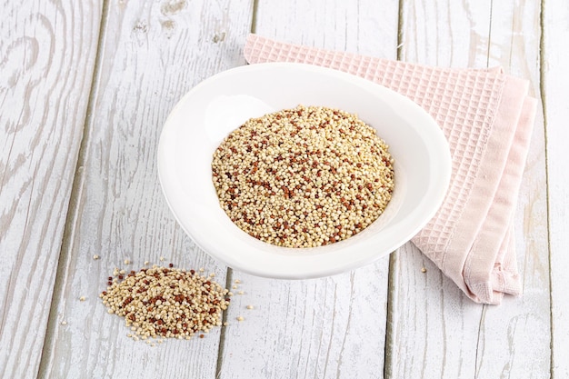 Photo raw dry quinoa cereal grain in the bowl