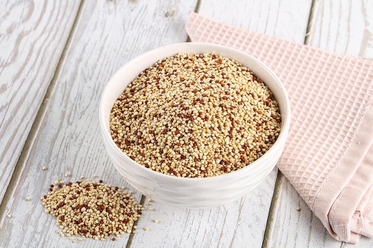 फोटो raw dry quinoa cereal grain