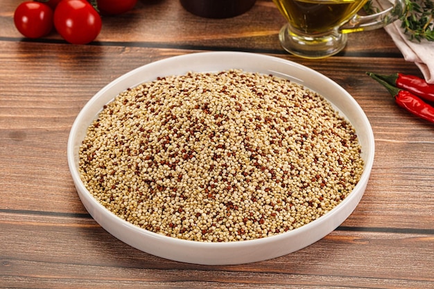 Foto cereali di semi di quinoa crudi e secchi