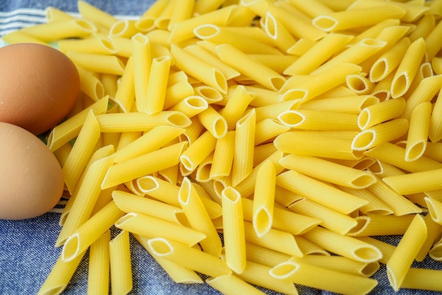 Pasta all'uovo cruda penne italiane essiccate