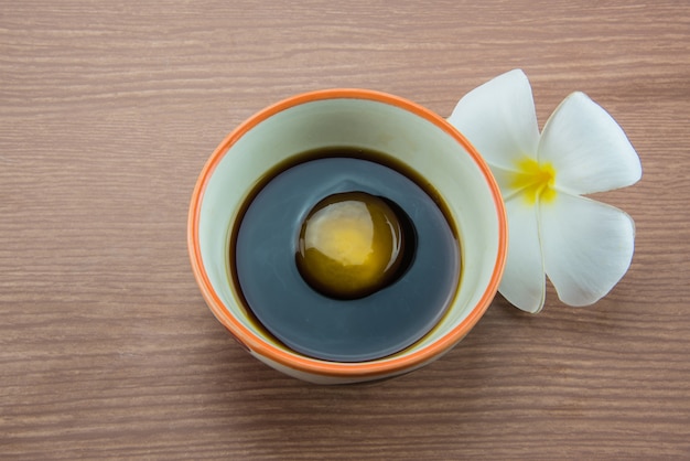 醤油とプルメリアの花の生の卵