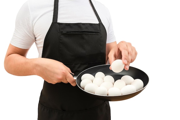 흰색 배경 요리 개념에 고립된 요리사의 손에 있는 프라이팬에 있는 생 계란