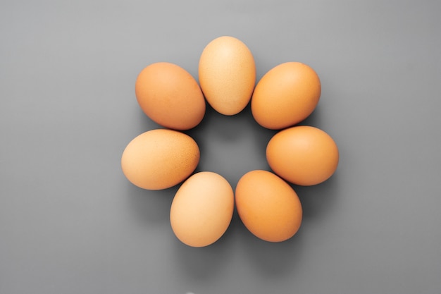 Uova crude isolate sulla tavola grigia, alimento della proteina.