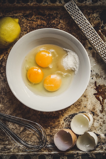 Photo raw eggs in a plate