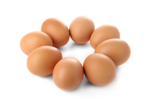 Сырые яйца на белом фоне