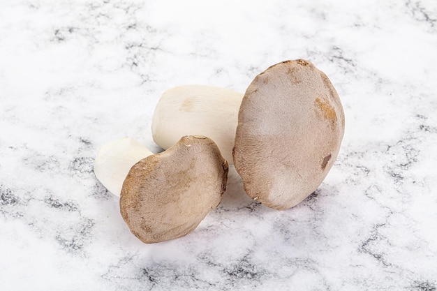 Photo raw eringi mushrooms for cooking