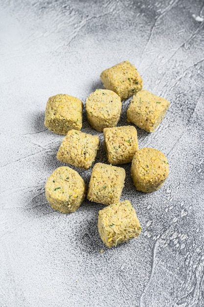 Photo raw falafel balls on a kitchen table