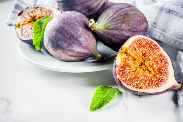 Raw figs fruits