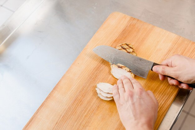 사진 커팅 보드에 닭고기 생 등심