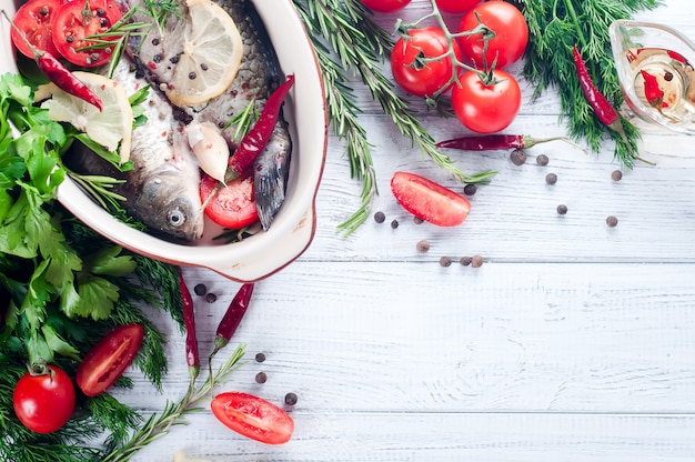 Cottura e ingredienti di pesce crudo.