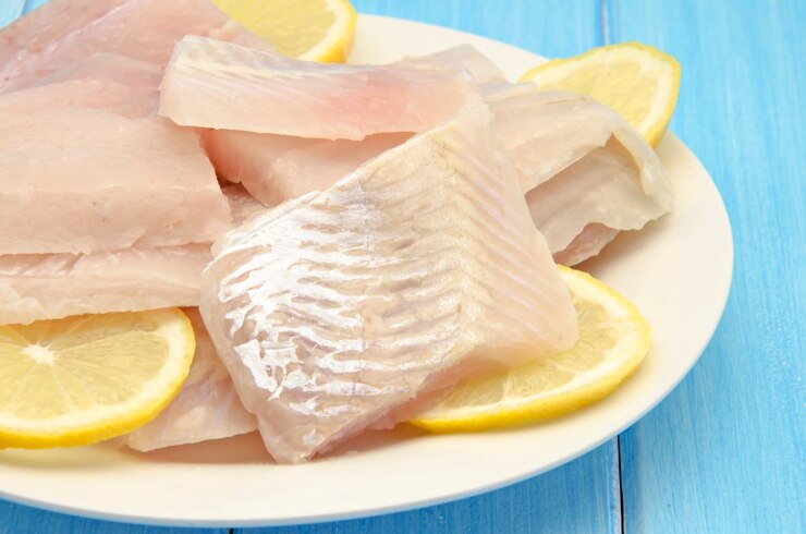 レモンと生の魚の切り身