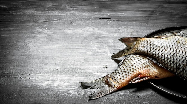 Pesce crudo sul piatto.