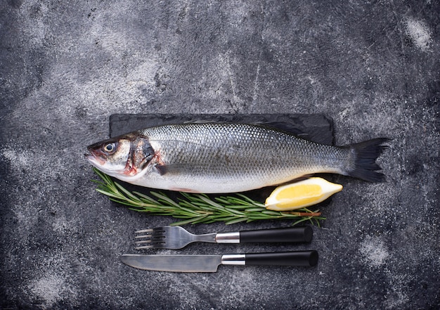 Spigola di pesce crudo con limone e rosmarino