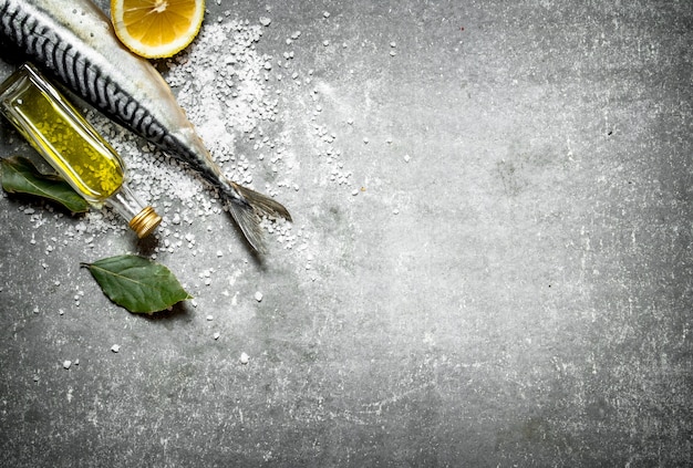 올리브 오일, 레몬, 소금을 곁들인 생선.