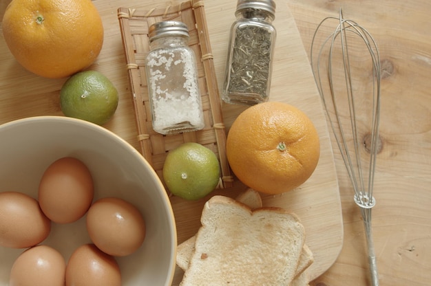 Foto cibi crudi in tavola in cucina a casa